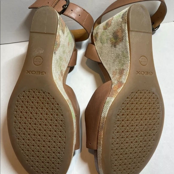Pre-Owned W/o Box GEOX D Victory B D42P5B Sz 38.5 Brown With Floral Canvas Wedge - Picture 6 of 11